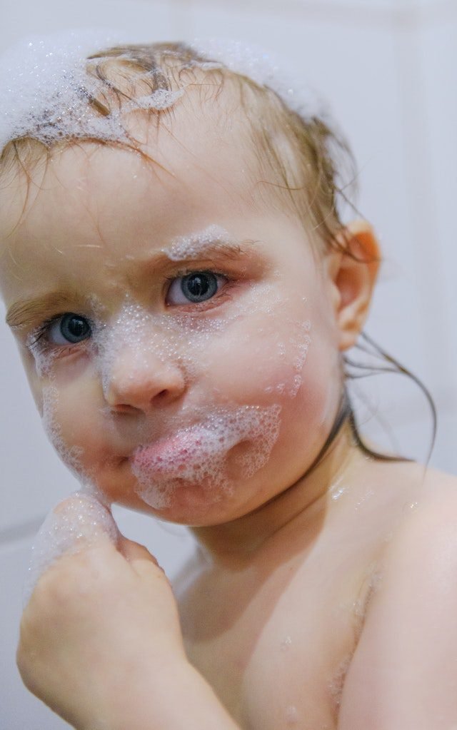 Bebe tomando banho